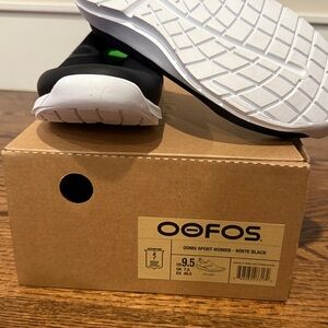 OOFOS Women's Athletic Shoes Black and White